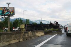 Prevrátený kamión v Budatíne zablokoval cestu v oboch smeroch  