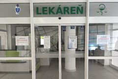 V hlavnej budove polikliniky v Žiline aktuálne lekáreň nehľadajte, sťahuje sa do nových priestorov
