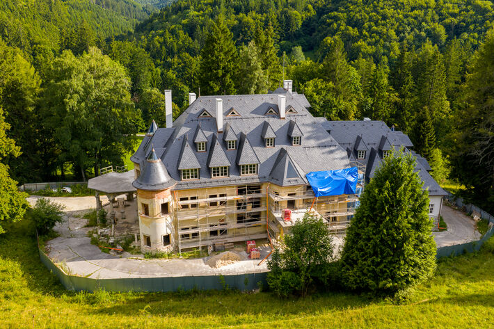 Na mieste, kde podľa historických máp pravdepodobne stávala stará horáreň, vyrástol okolo roku 1914 rekreačný lovecký kaštieľ.