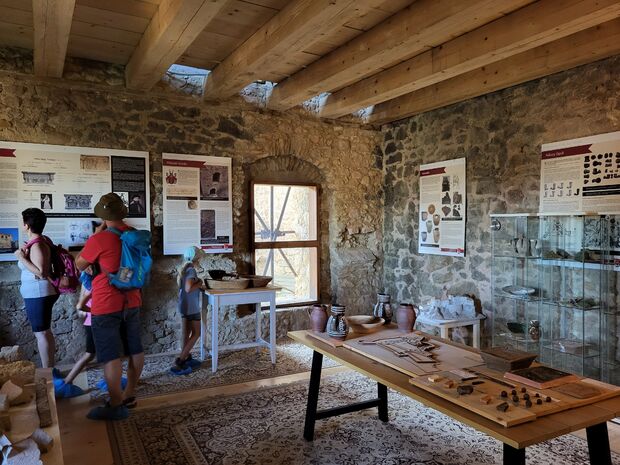 Návštevníkom je k dispozícii aj expozícia o hrade a jeho dejinách.