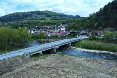 Medzi Povinou a KNM búrajú most pre výstavbu diaľnice
