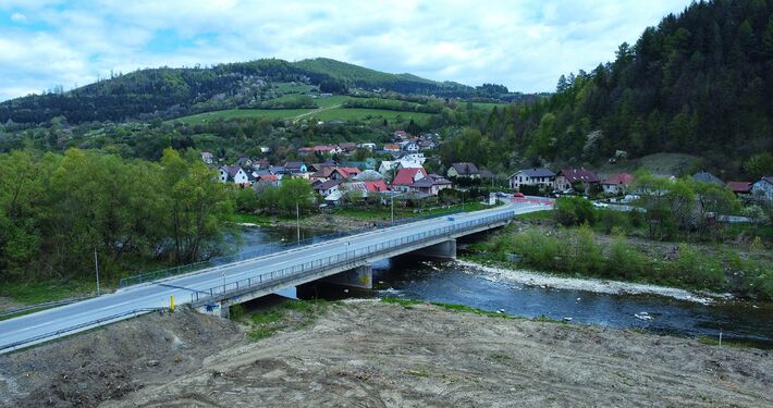 Medzi Povinou a KNM búrajú most pre výstavbu diaľnice