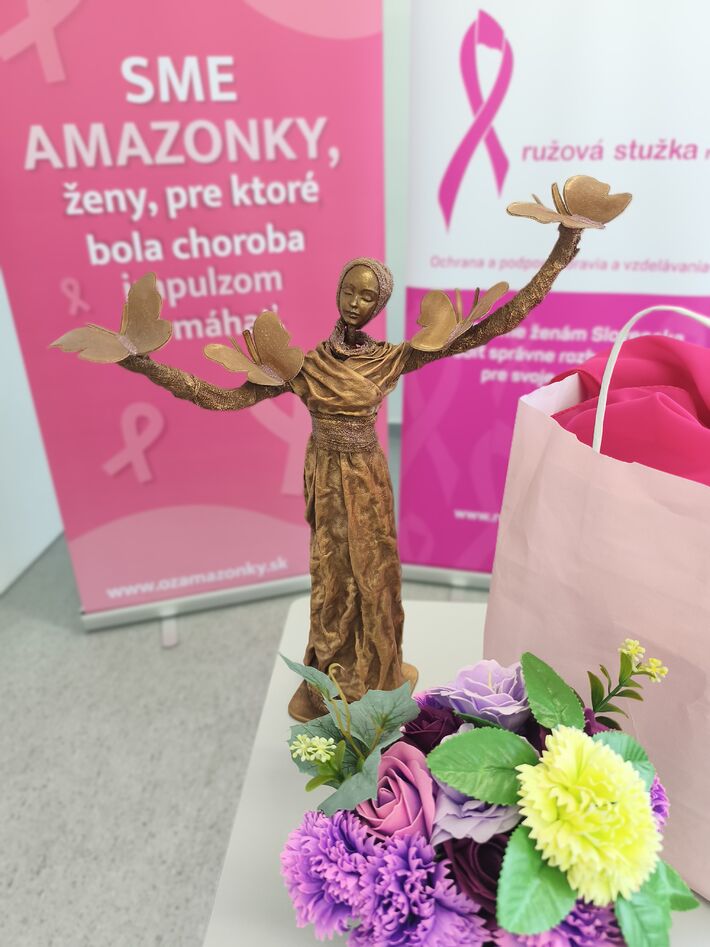 Ocenenie - soška Amazonky - nemá vlasy, je odetá v gáze a chýba jej prsník - napriek tomu symbolizuje bojovnosť a silu pomáhať.