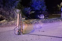 V noci na stredu auto narazilo do stĺpa v Brezanoch a zlomilo ho, nehoda sa zaobišla bez zranení
