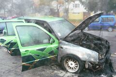 Na Limbovej horelo auto. Ľudia sa boja o bezpečnosť a majetok