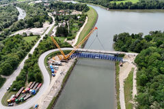 Pri Hvozdnici osadili 78-metrový cyklomost, trasa medzi krajmi sa rysuje