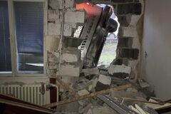 Vodič v Gbeľanoch vrazil do domu, nafúkal viac ako dve promile 