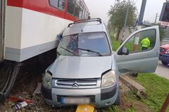 V Lietavskej Lúčke sa zrazil vlak s autom, vodič a spolujazdkyňa mali obrovské šťastie