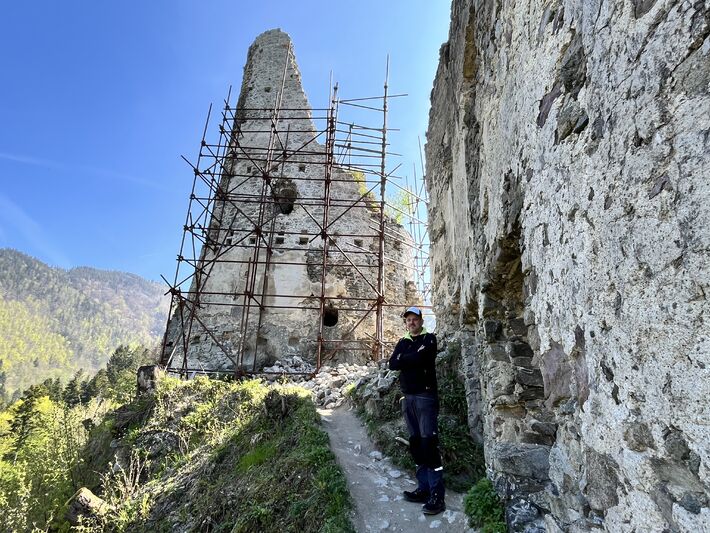 Hlavný záchranca Rudo Mlích v pozadí so strážnou vežou, ktorá patrí medzi najstaršie a najohrozenejšie časti.