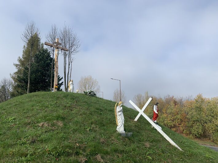 Kríž pri nemocnici. Za krížom sa nachádzajú tri stromy ako symboly najsilnejších cirkví sveta.