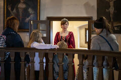 Jarné prázdniny na hrade: rozprávky, písmo aj svet opeľovačov