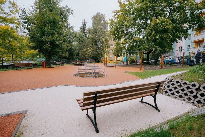 V lokalite je umiestnený aj väčší počet parkových lavičiek, určených na oddych pre všetky vekové kategórie.