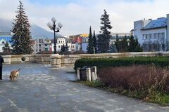 Balustráda je vyčistená, priestor nad ňou ostáva v zlom stave