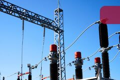 Prvý sneh vyradil z prevádzky desiatky trafostaníc. Na strednom Slovensku je bez elektriny viac ako dvetisíc domácností