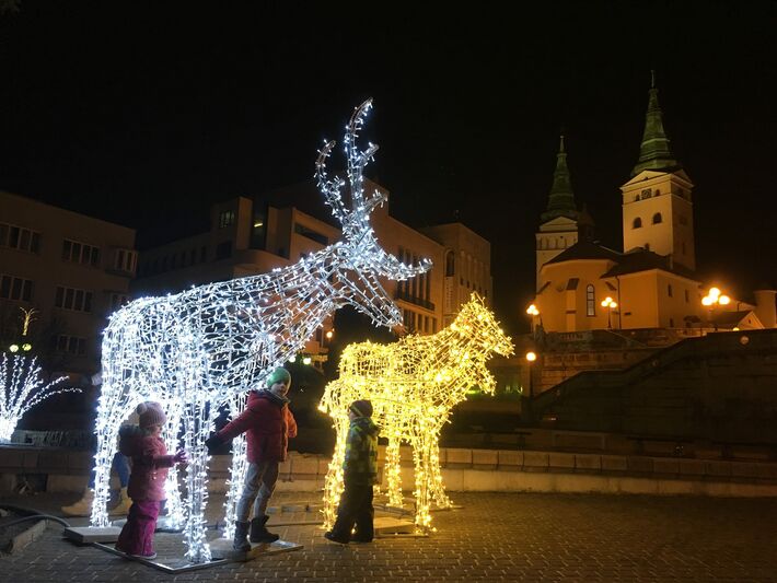 Sobia rodinka na Hlinkovom námestí.