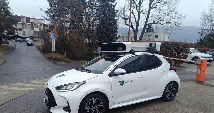 Monitorovacie vozidlo brázdi ulice už takmer rok – mesto hodnotí systém pozitívne