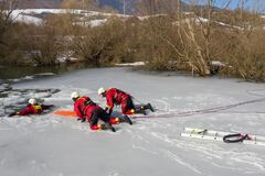 Mrazivé dni lákajú na ľad. Hasiči varujú pred rizikami