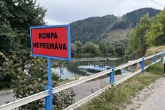 Suché leto v regióne: Rajčanka sa dostala pod historické minimá, kompa v Strečne nepremáva celý rok