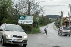 Zrušili im školu, do novej chodia na vlastné riziko