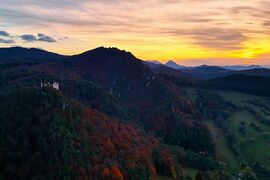 Hrad Hričov sa po roku rozsvieti. Dobrovoľníci pozývajú na obľúbený Dušičkový výstup – fotogaléria