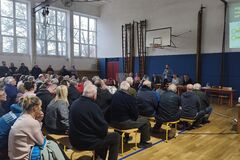 Mesto pripravuje ďalšiu etapu regulovaného parkovania. Diskusia na Hlinách prilákala rekordný počet ľudí