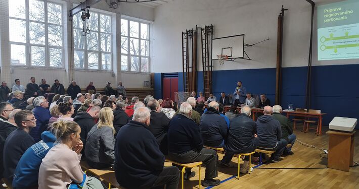 Mesto pripravuje ďalšiu etapu regulovaného parkovania. Diskusia na Hlinách prilákala rekordný počet ľudí